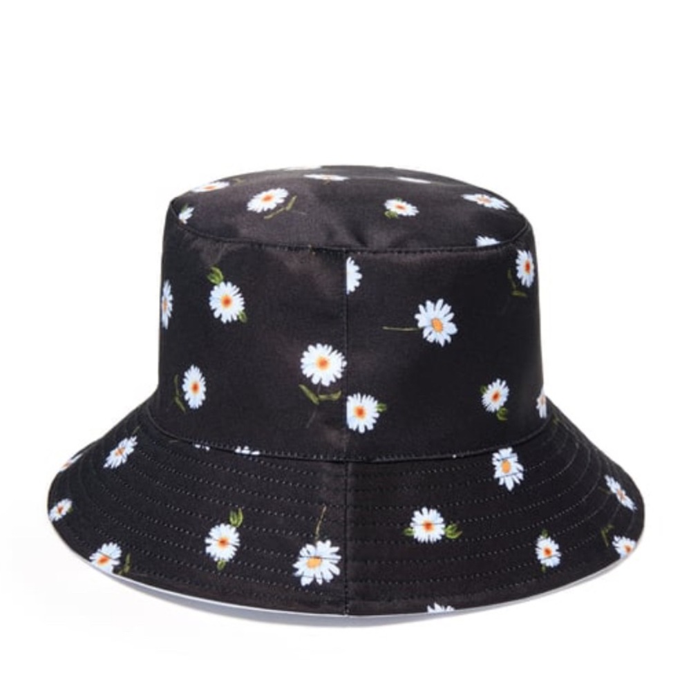 Alice + Olivia X FABFITFUN REVERSIBLE BUCKET HAT Daisy-Stacey Bendet